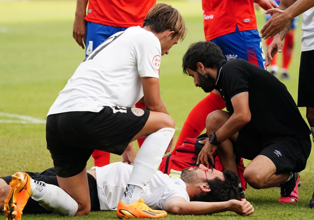 Javi Navas, en el suelo mientras es atendido