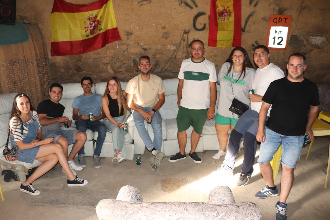 Las peñas dan color y animación al inicio festivo en Cespedosa de Tormes