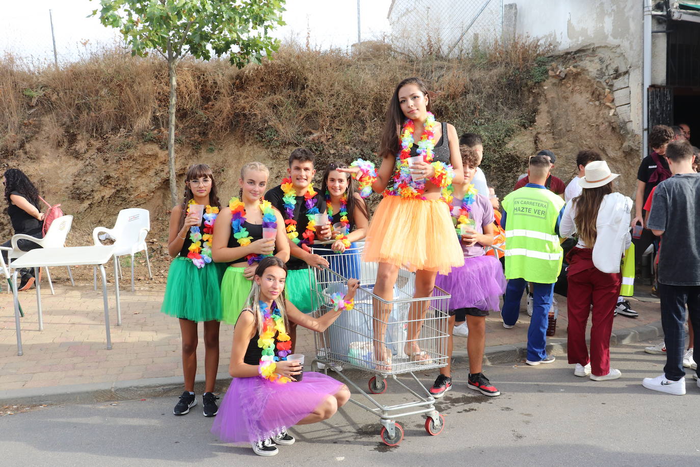 Las peñas dan color y animación al inicio festivo en Cespedosa de Tormes