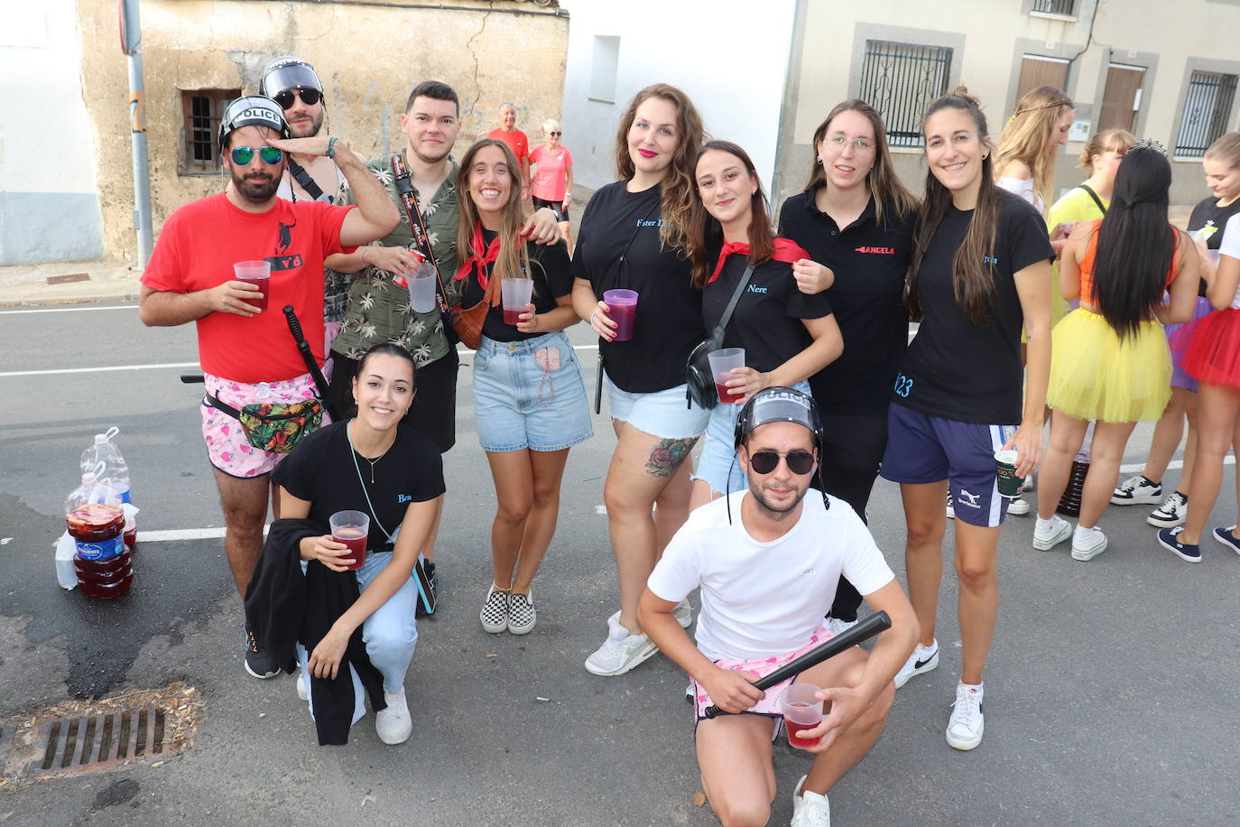 Las peñas dan color y animación al inicio festivo en Cespedosa de Tormes