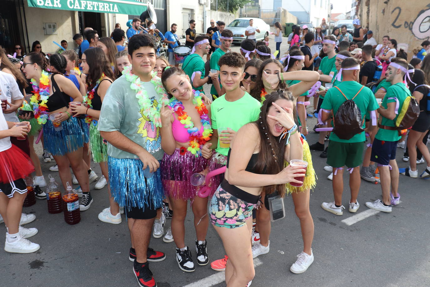 Las peñas dan color y animación al inicio festivo en Cespedosa de Tormes