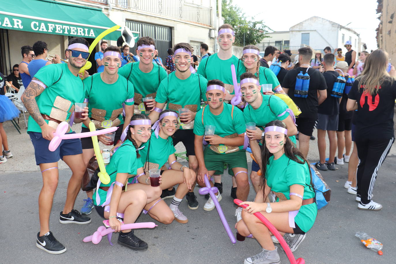 Las peñas dan color y animación al inicio festivo en Cespedosa de Tormes