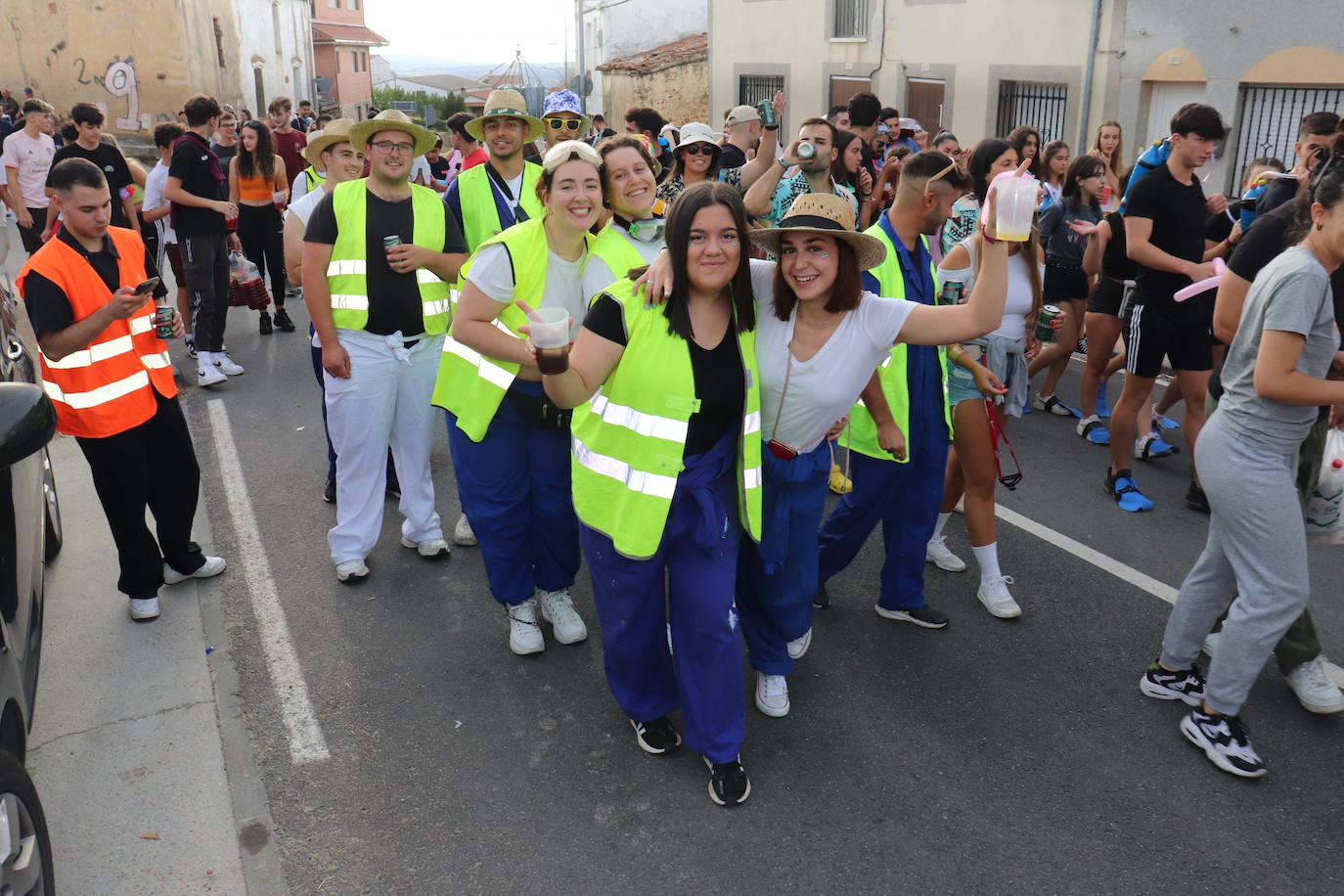 Las peñas dan color y animación al inicio festivo en Cespedosa de Tormes