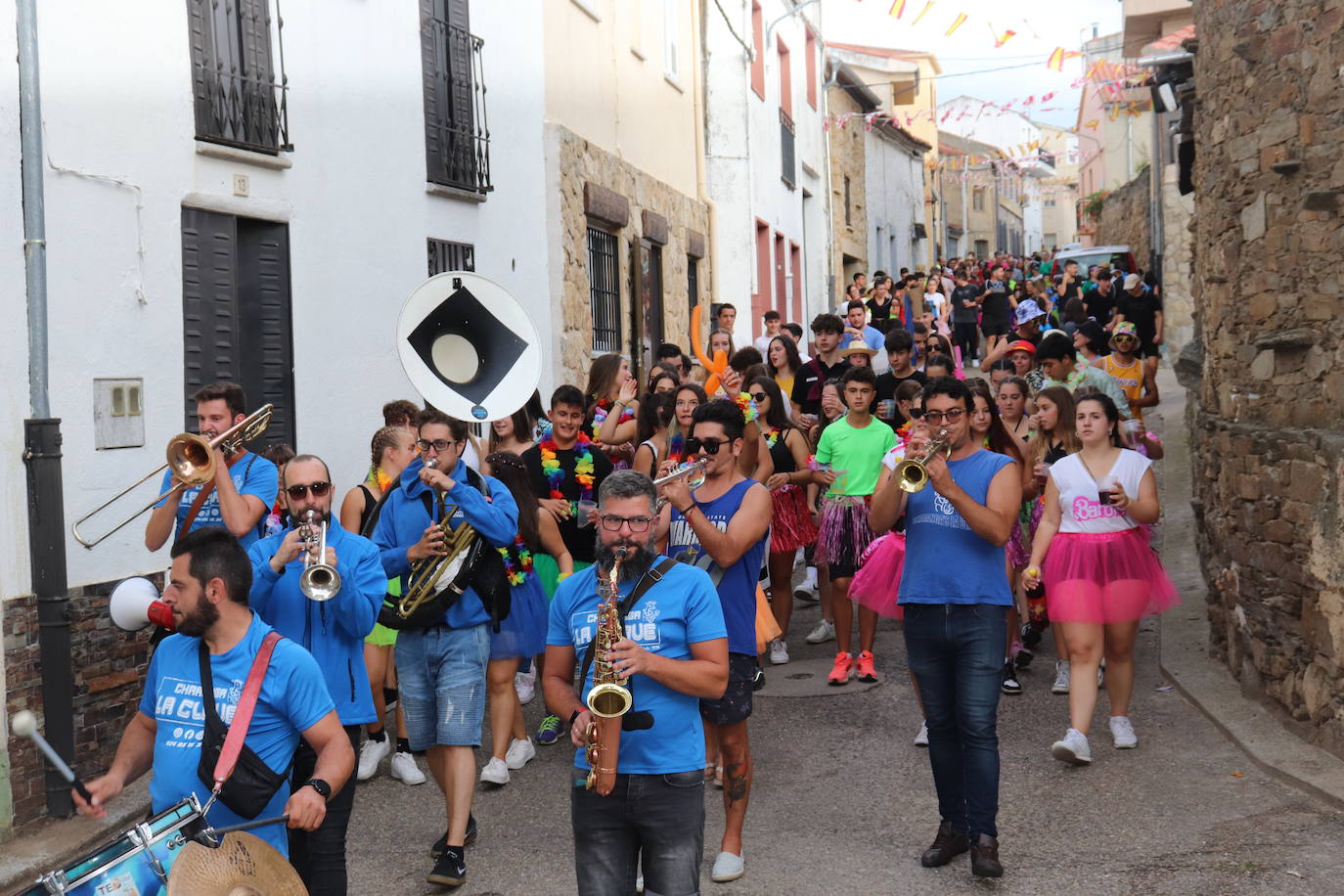 Las peñas dan color y animación al inicio festivo en Cespedosa de Tormes