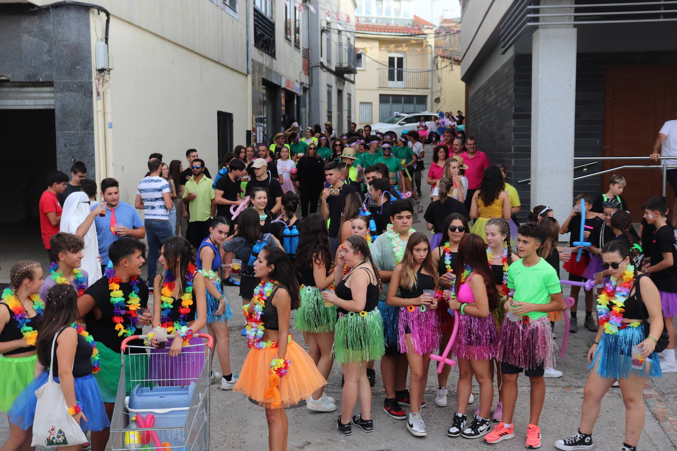 Las peñas dan color y animación al inicio festivo en Cespedosa de Tormes