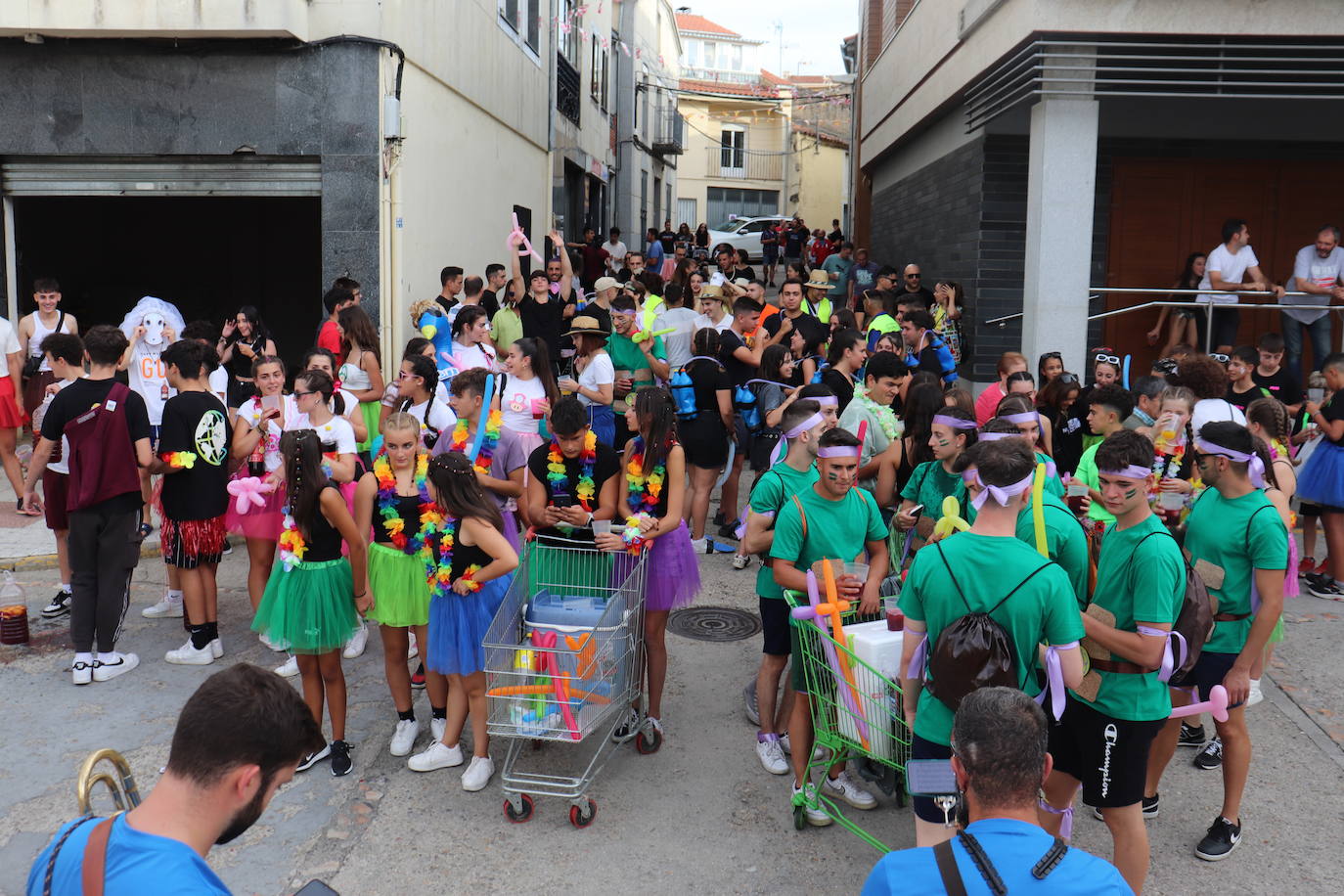 Las peñas dan color y animación al inicio festivo en Cespedosa de Tormes