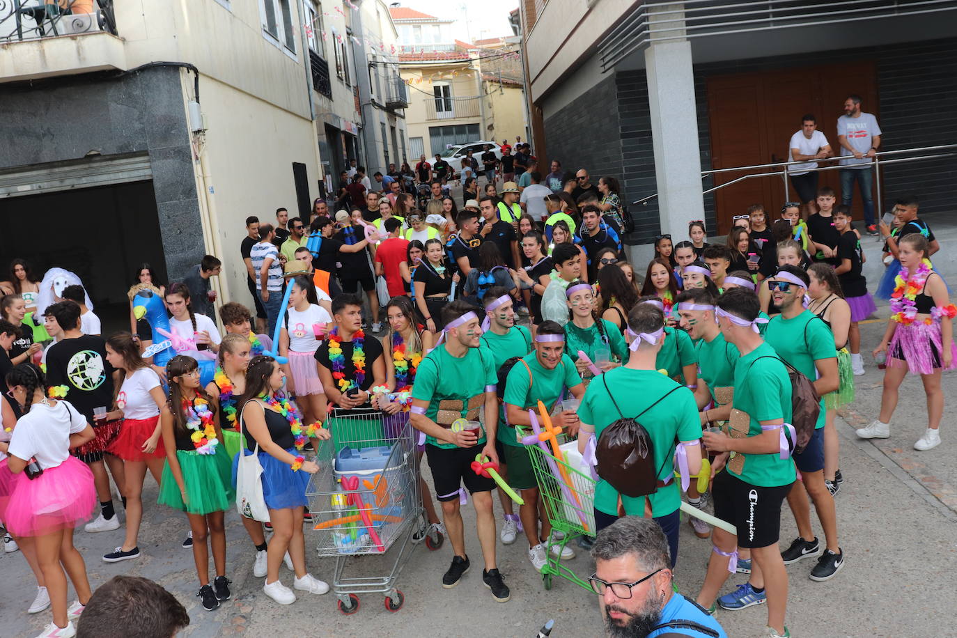 Las peñas dan color y animación al inicio festivo en Cespedosa de Tormes