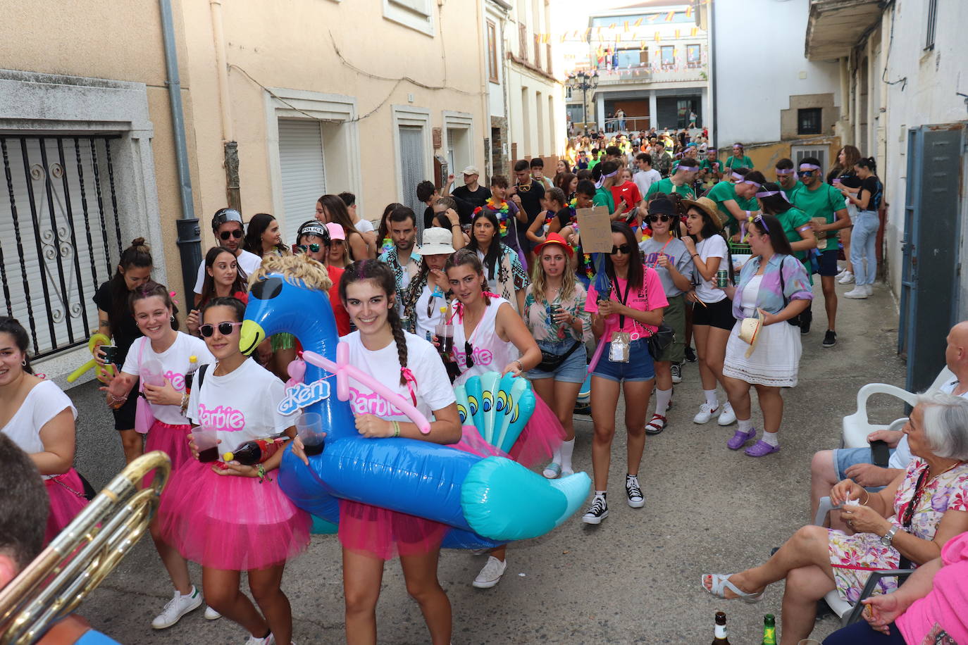 Las peñas dan color y animación al inicio festivo en Cespedosa de Tormes