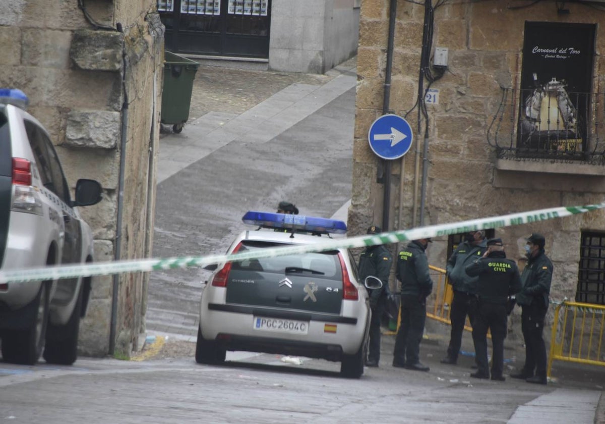 Agentes de la Guardia Civil a las puertas del pub de la calle La Colada.