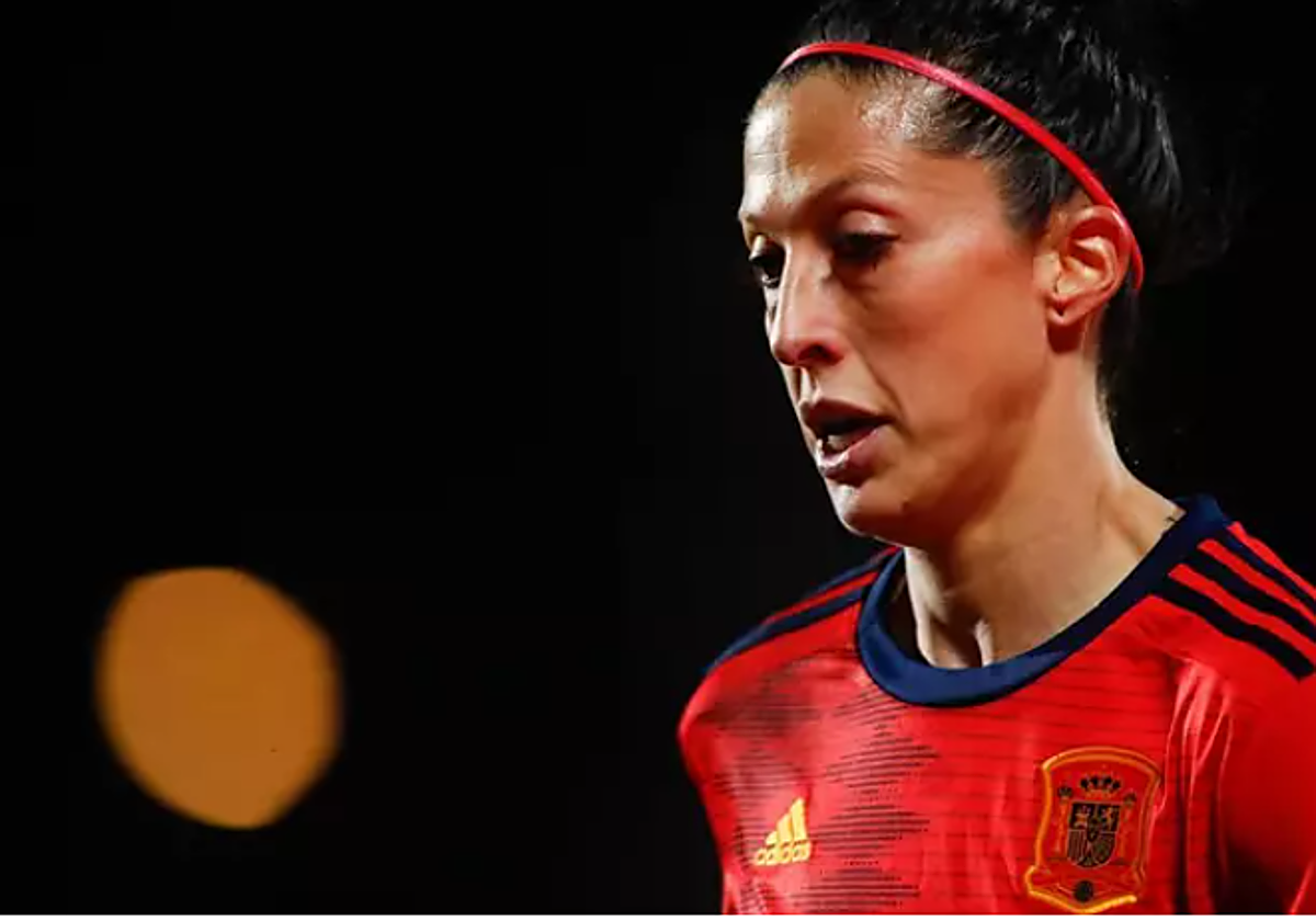 Jenni Hermoso luciendo la camiseta de la Selección Española.