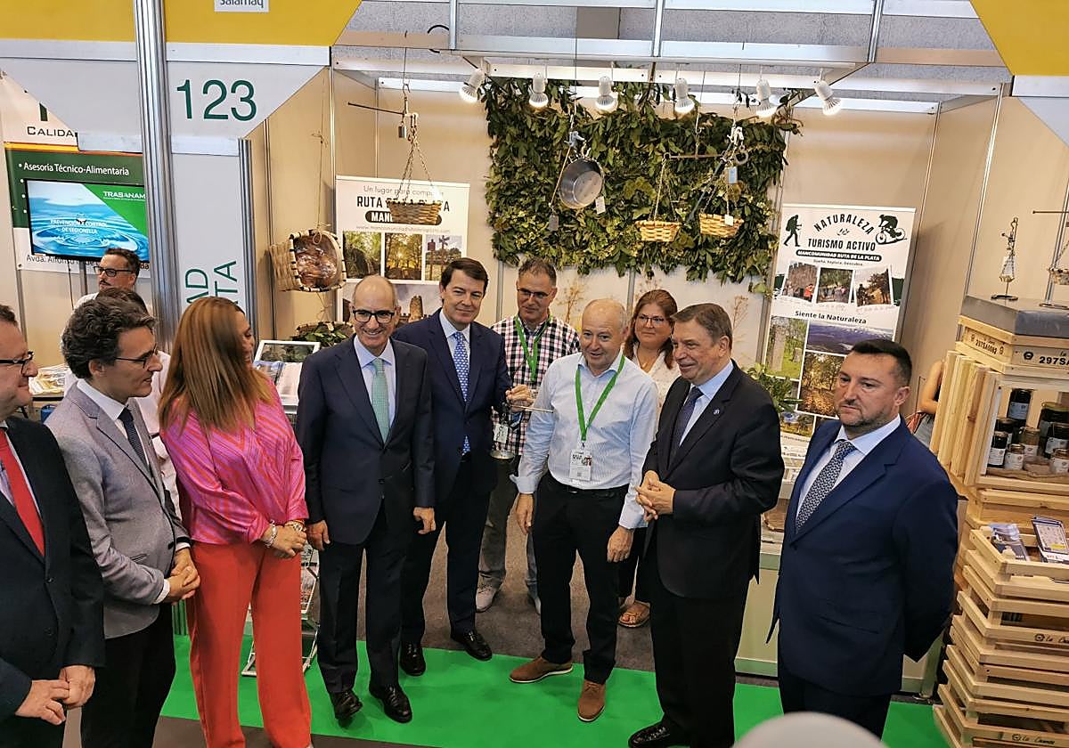 Autoridades en el stand de esta edición.