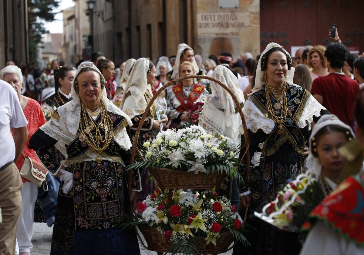 Ofrenda Floral a la Virgen de la Vega en 2022.