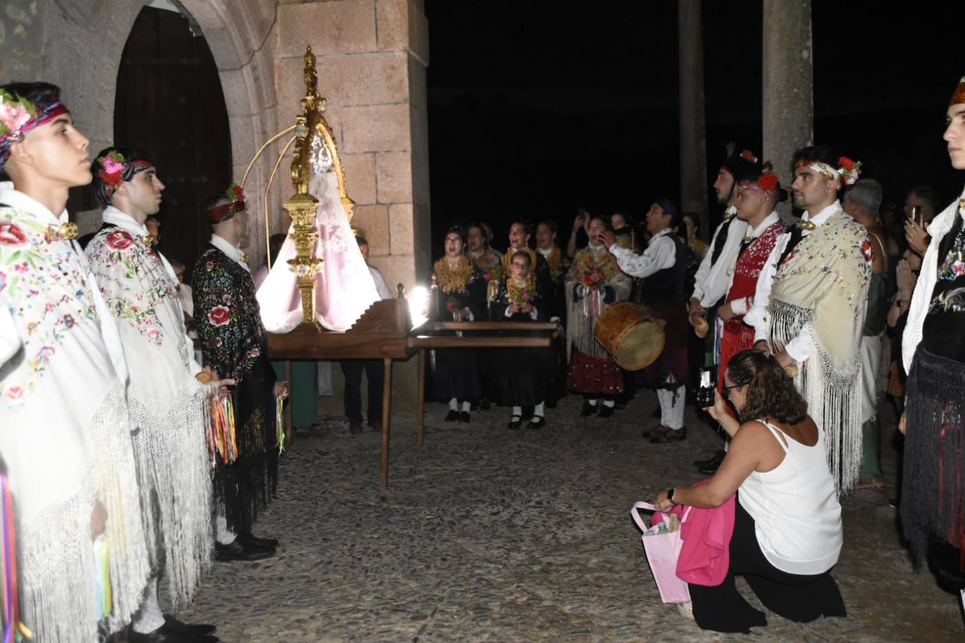 Procesión nocturna al abrigo de bailes serranos