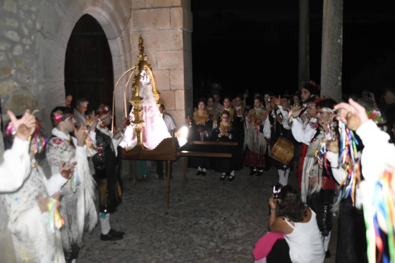 Procesión nocturna al abrigo de bailes serranos