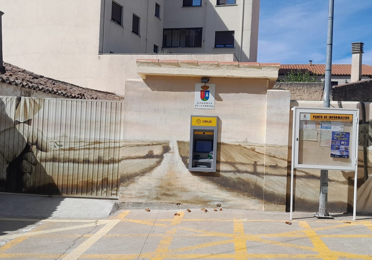 El nuevo mural, en el cajero situado en la Plaza Mayor de Aldeaseca de Armuña.