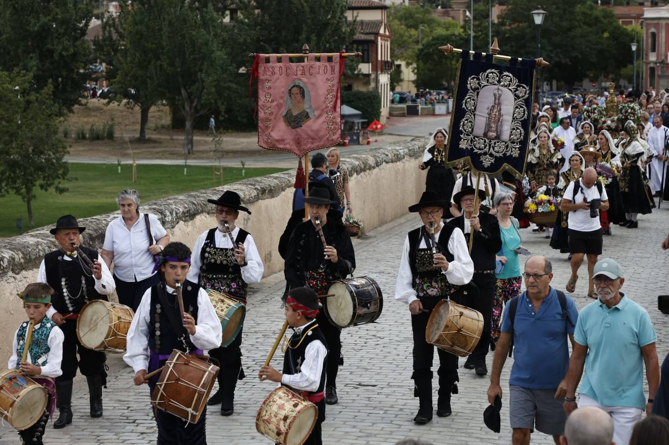 Los charros lucen sus exquisitas galas para arropar a la Virgen de la Vega