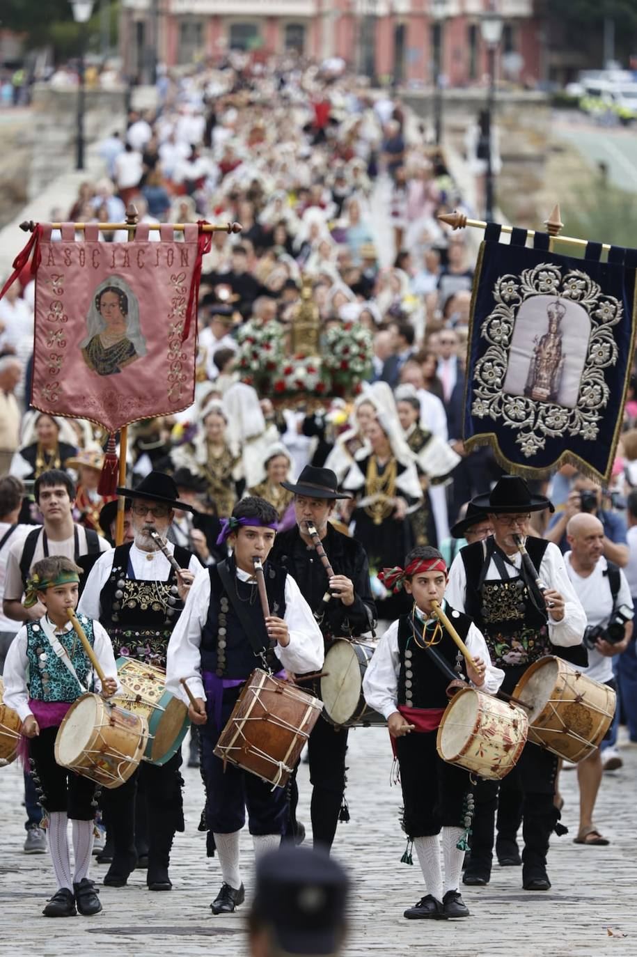 Los charros lucen sus exquisitas galas para arropar a la Virgen de la Vega