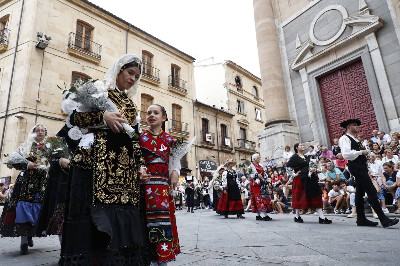 Los charros lucen sus exquisitas galas para arropar a la Virgen de la Vega