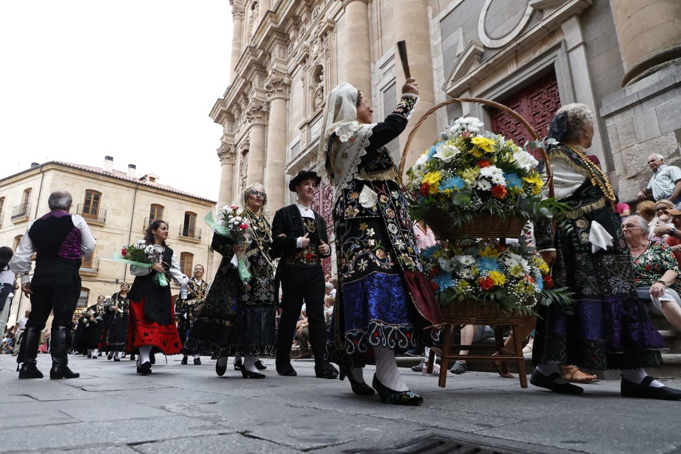 Los charros lucen sus exquisitas galas para arropar a la Virgen de la Vega