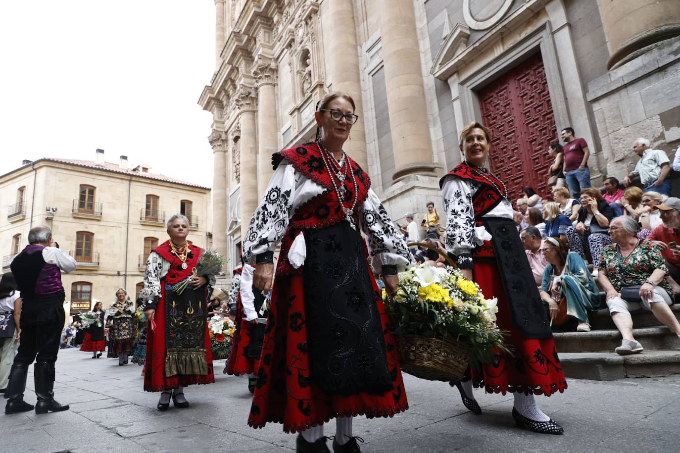 Los charros lucen sus exquisitas galas para arropar a la Virgen de la Vega