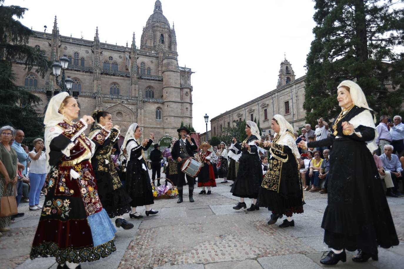 Los charros lucen sus exquisitas galas para arropar a la Virgen de la Vega