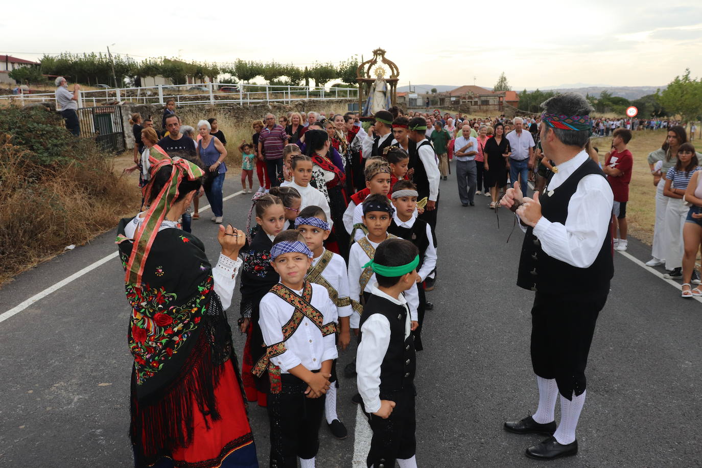 Cespedosa de Tormes se vuelca con la Virgen del Carrascal en el inicio de sus fiestas