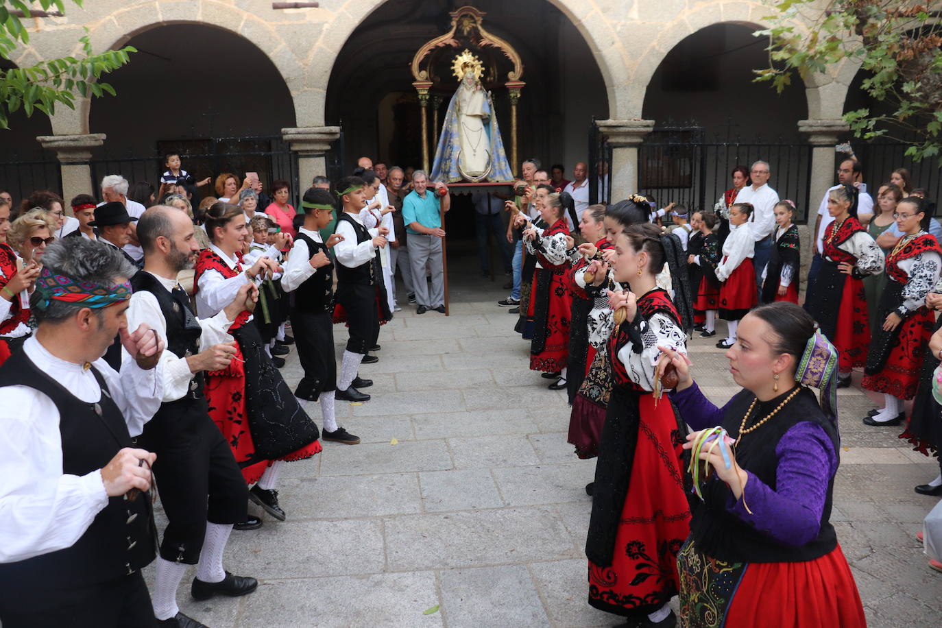 Cespedosa de Tormes se vuelca con la Virgen del Carrascal en el inicio de sus fiestas