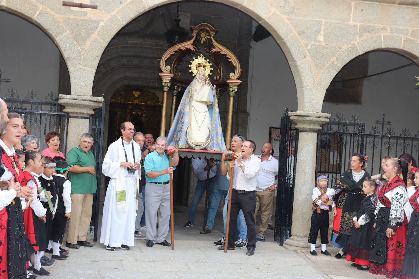 Cespedosa de Tormes se vuelca con la Virgen del Carrascal en el inicio de sus fiestas