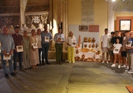 Familiares de Felipe Pérez junto a los miembros de la Corporación de la villa ducal y el diputado de Cultura, David Mingo, durante la presentación del catálogo