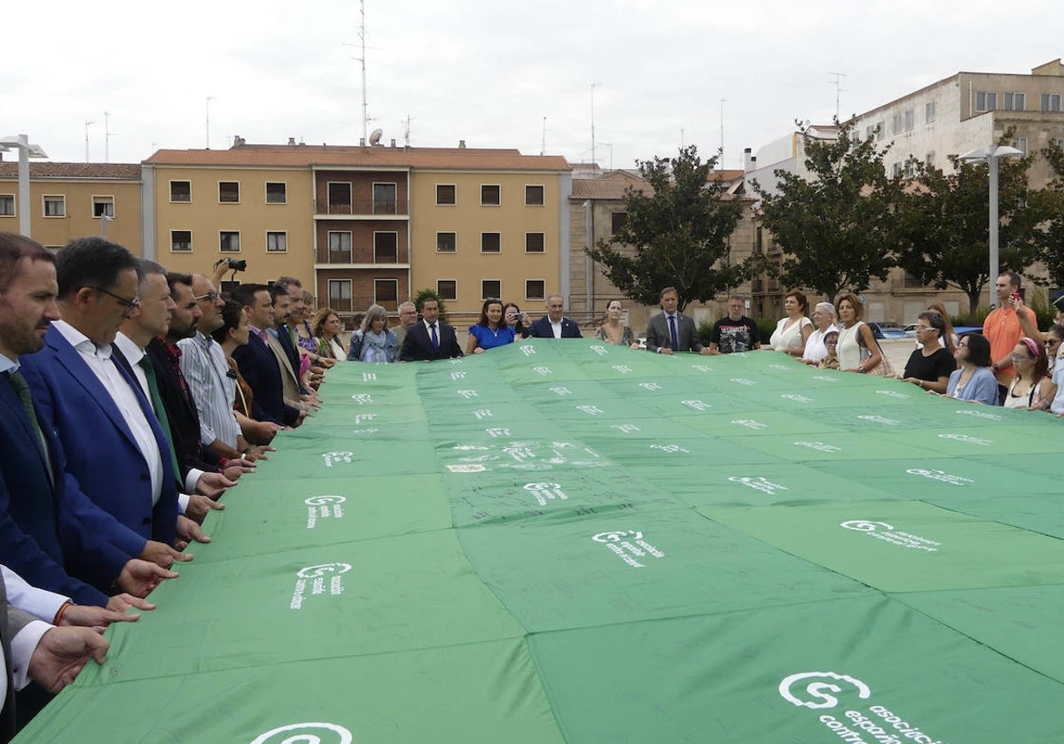 Momento en el que se despliega la gran bandera formada por 54 pequeñas banderas.