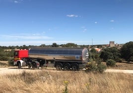 La sequía y el aumento de población en verano obliga a los pueblos a recurrir a cisterna