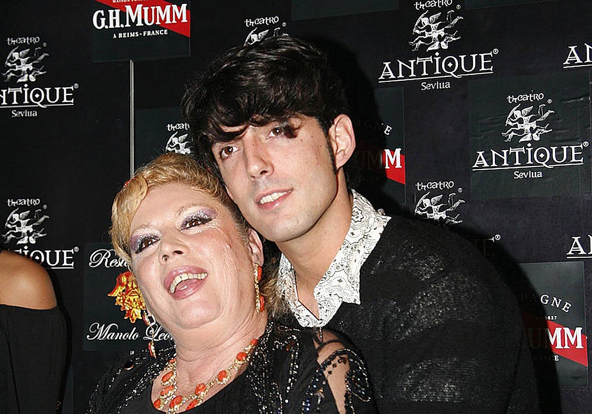 María Jiménez junto a su hijo Alejandro.