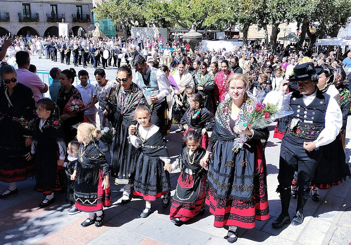 Los trajes tradicionales forman parte indisoluble de las fiestas.