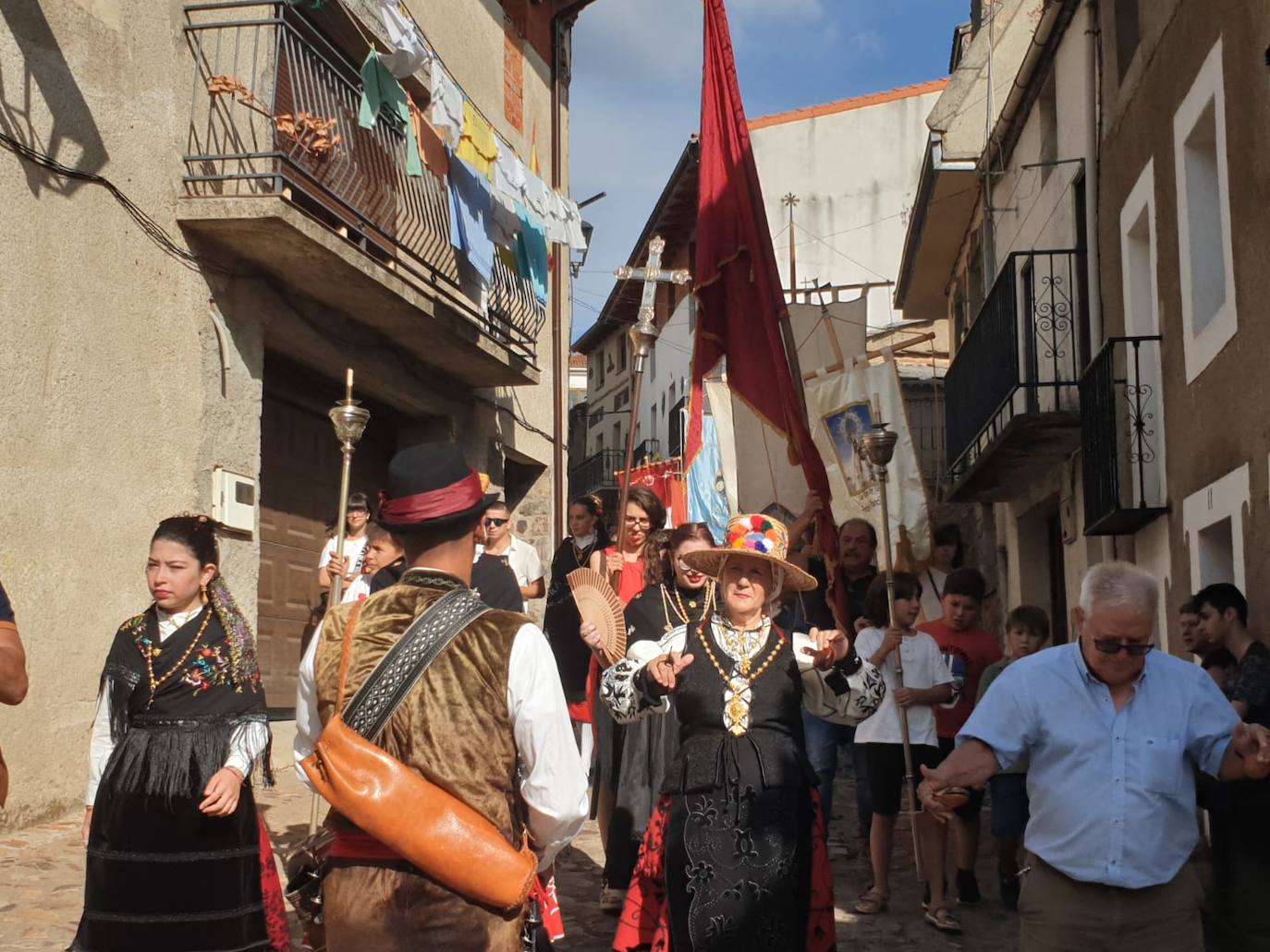 Monsagro arropa con júbilo al Santo Cristo