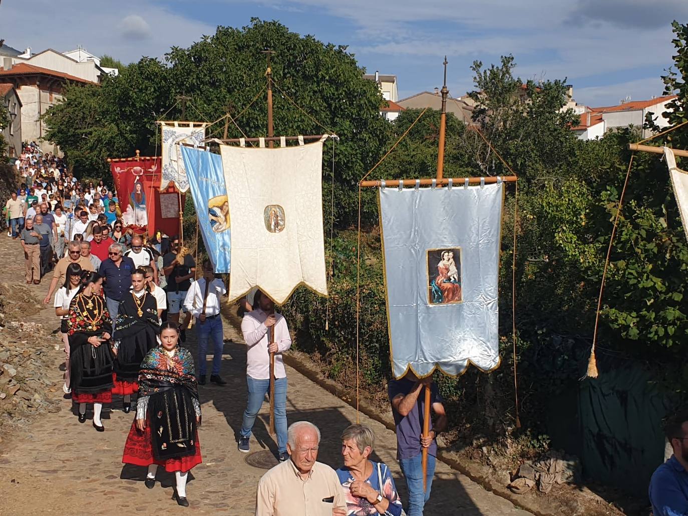 Monsagro arropa con júbilo al Santo Cristo