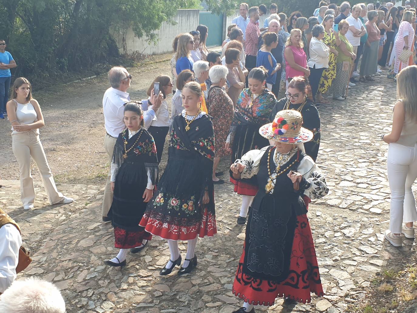 Monsagro arropa con júbilo al Santo Cristo