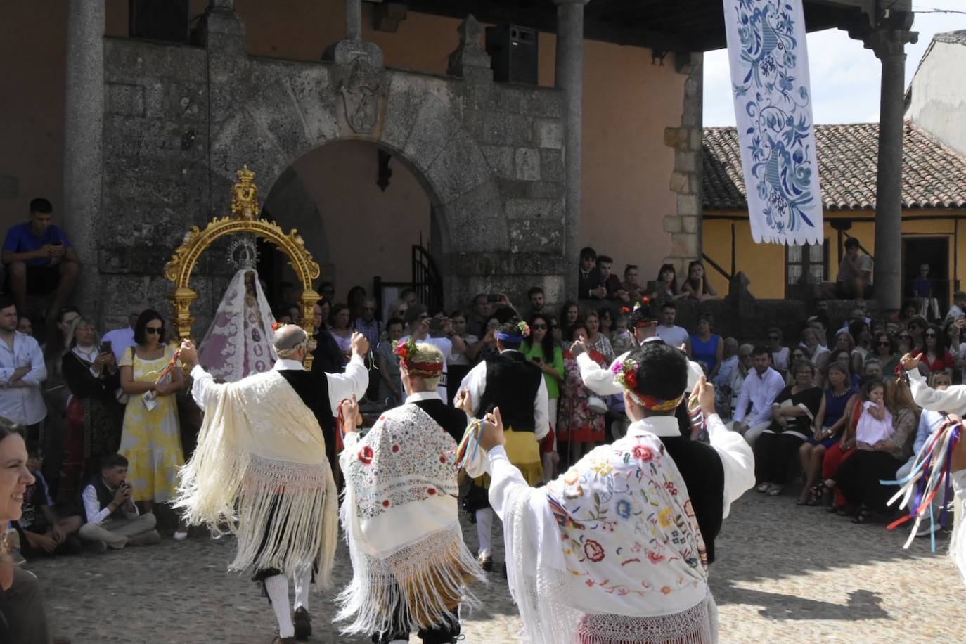 Bailes serranos en Miranda del Castañar en honor a la patrona