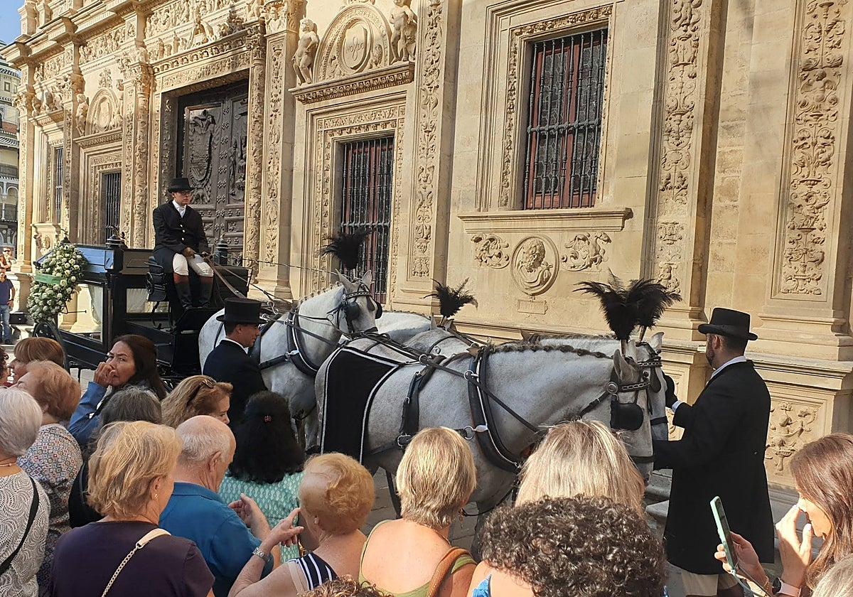 Coche fúnebre de caballos esperando el féretro de la artista.