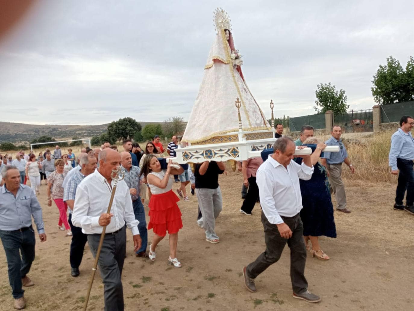 Los fieles de Gallegos de Solmirón honran a la Virgen de Gracia Carrero