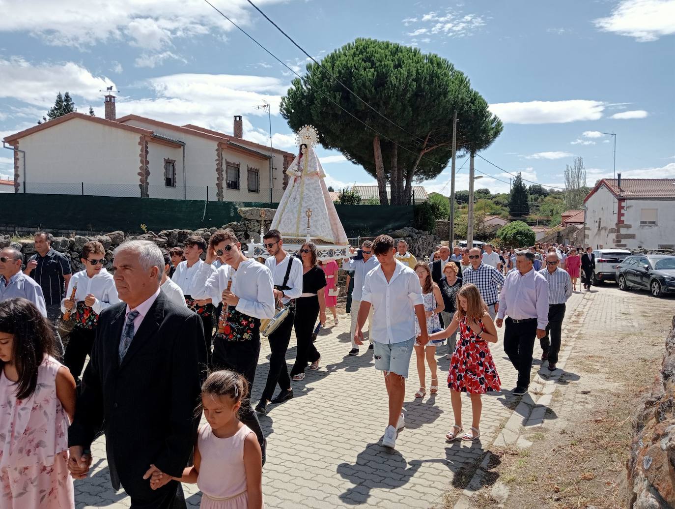 Gallegos de Solmirón no falla a la Virgen de Gracia Carrero