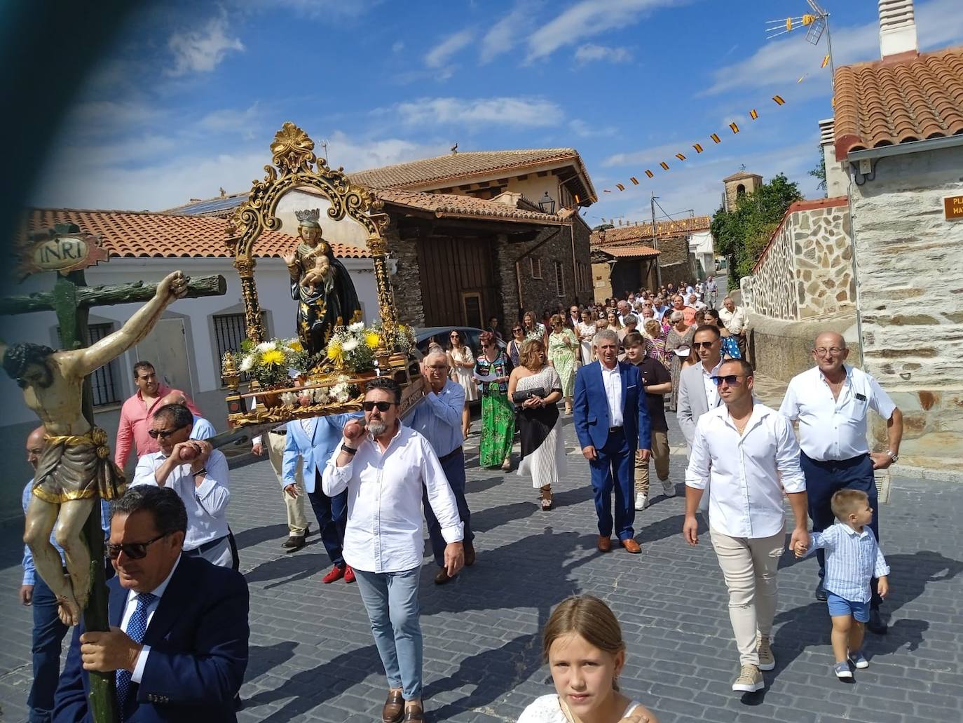 Los fieles de Aldeavieja de Tormes se vuelcan con la Virgen de la Antigua