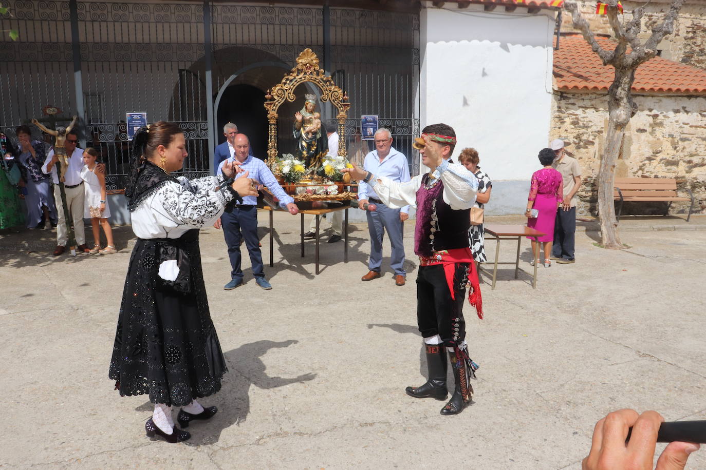 Los fieles de Aldeavieja de Tormes se vuelcan con la Virgen de la Antigua