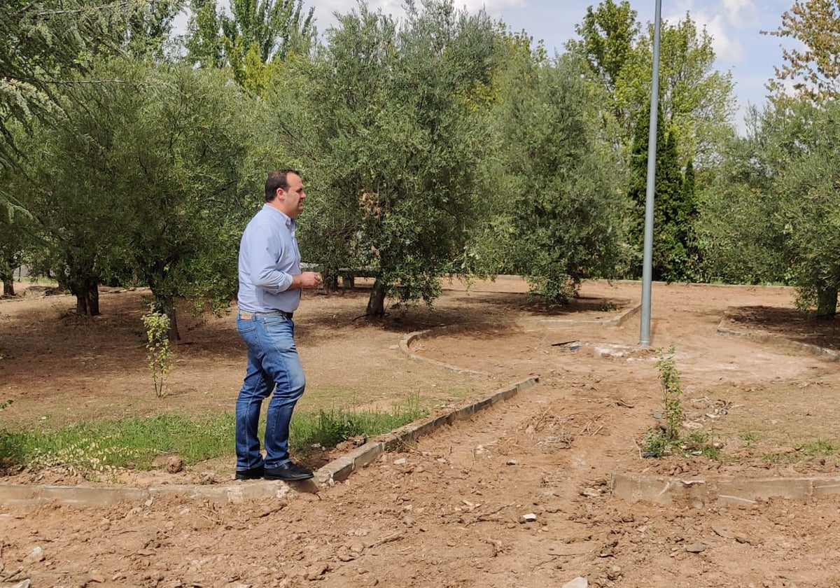 El alcalde, David Mingo, en el parque de Los Oivos.