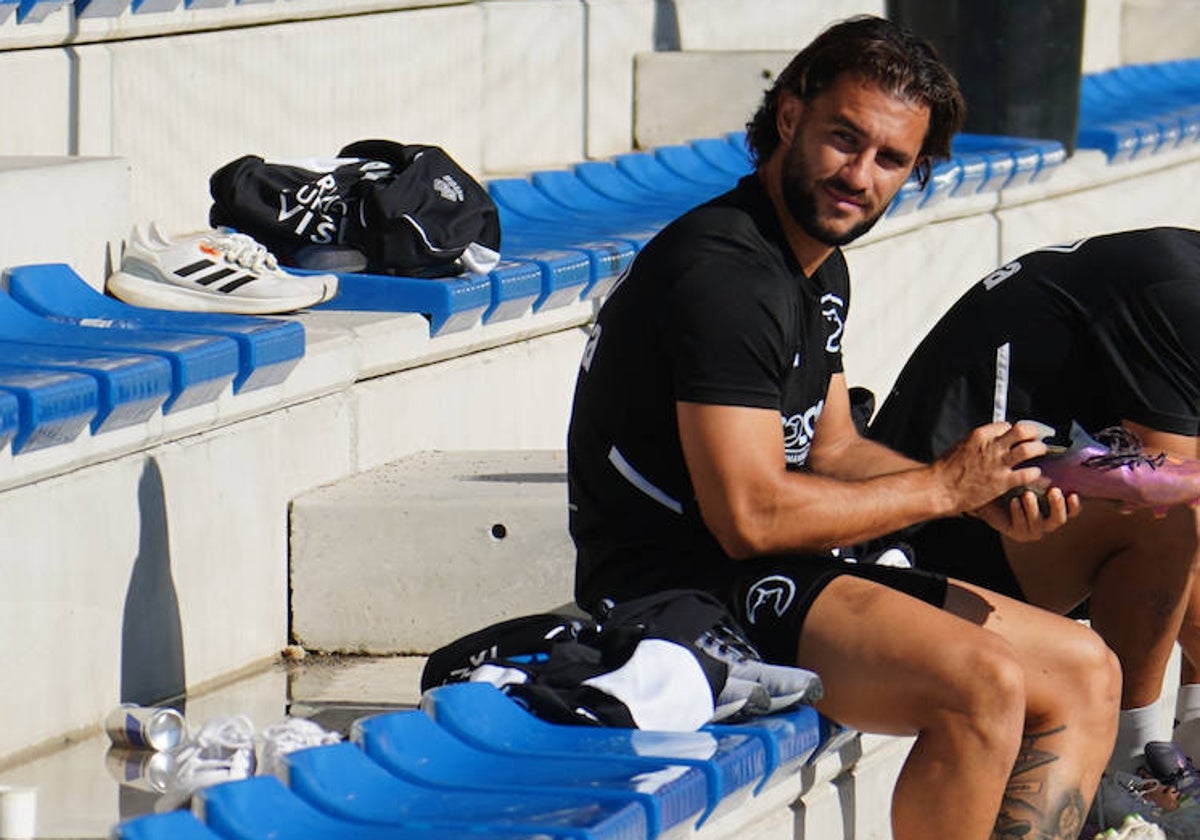 Mario Losada, junto a Álvaro Gómez en las gradas del Reina Sofía durante un entrenamiento.