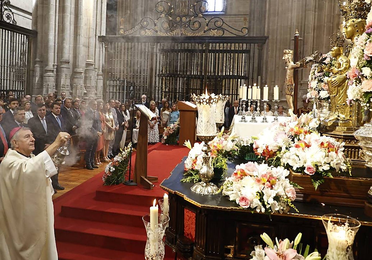 La Catedral acoge la tradicional misa en honor a la Virgen de la Vega ...