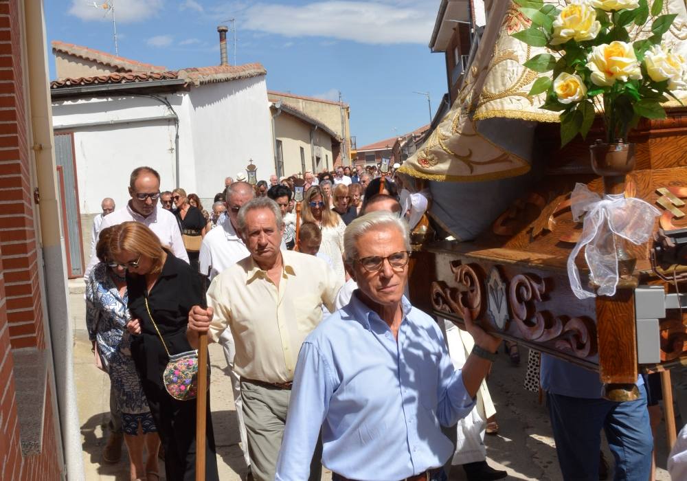 Honores a la Virgen de la Encina en la ermita de Macotera