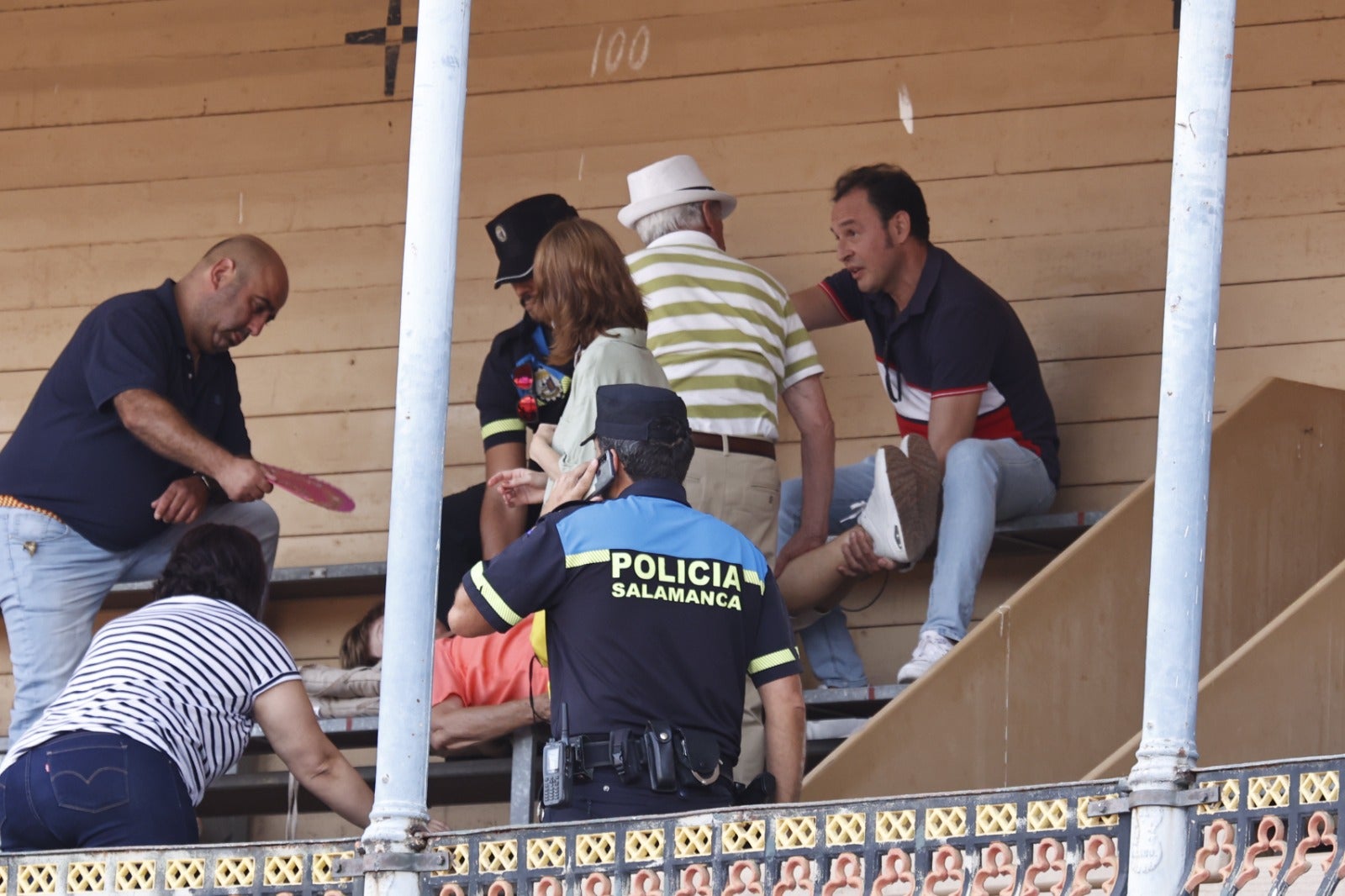 La afición &#039;calienta motores&#039; en el tradicional desenjaule