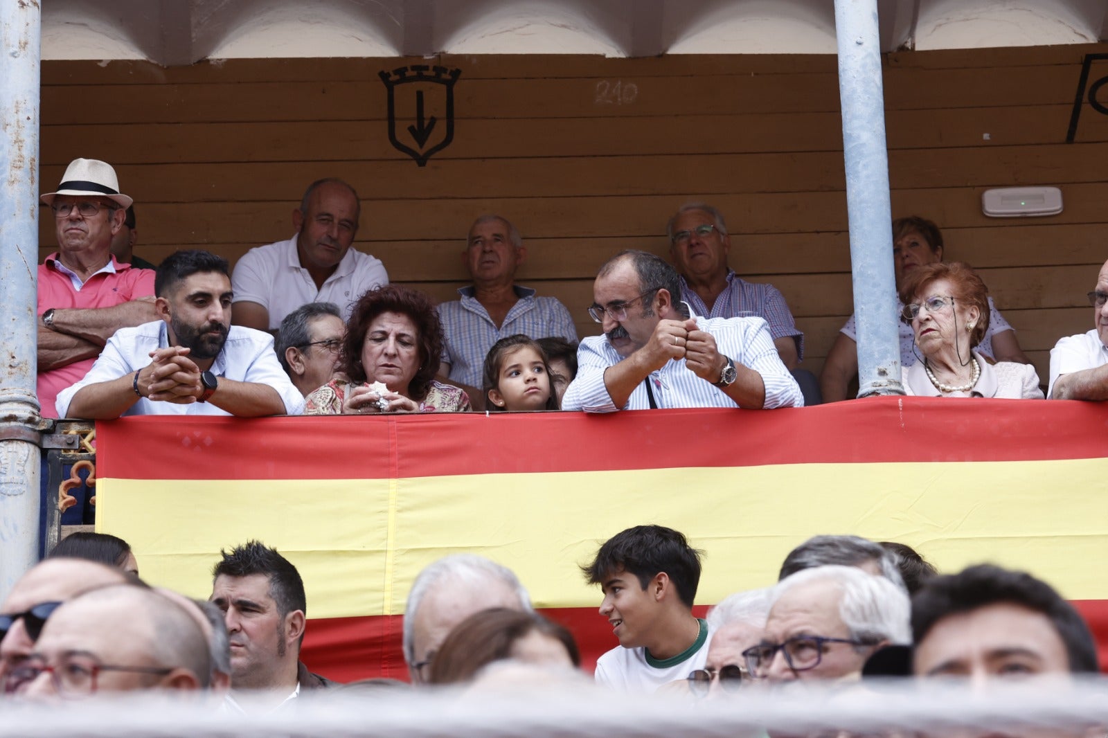 La afición &#039;calienta motores&#039; en el tradicional desenjaule