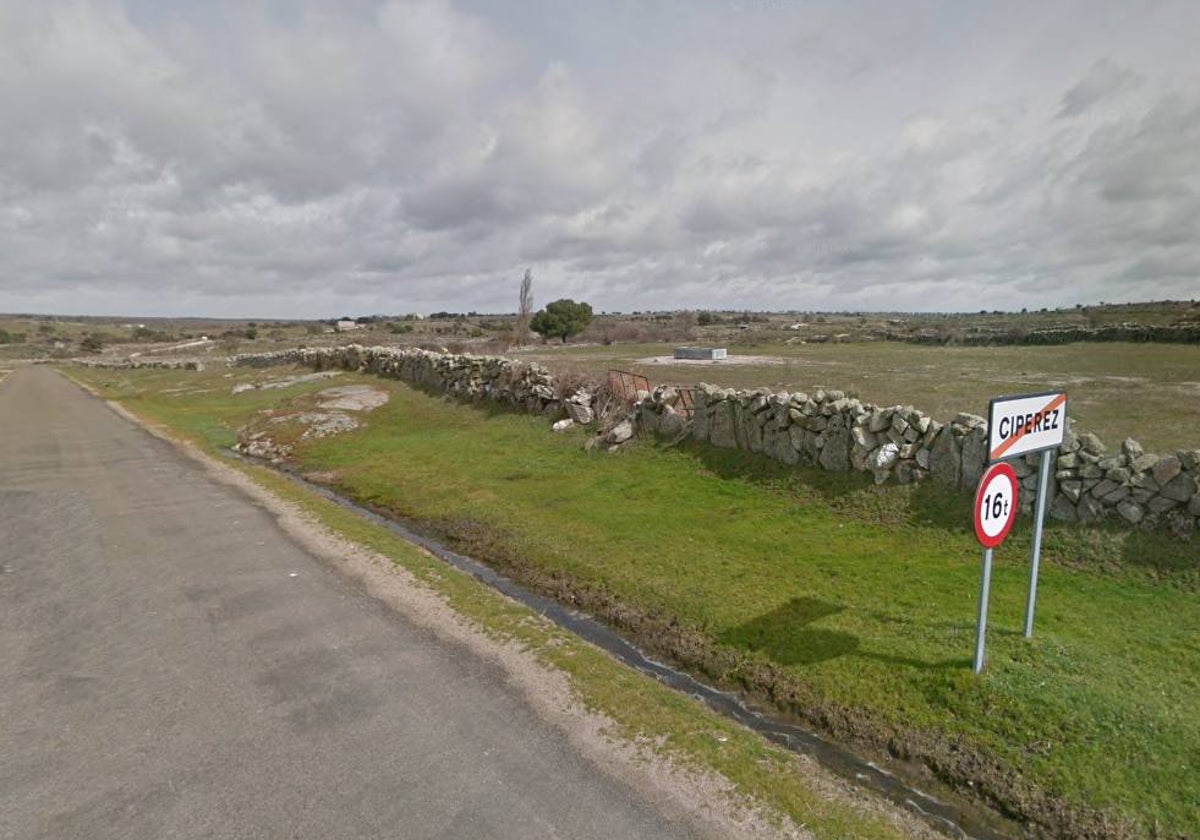 Carretera que comunica Cipérez con Villar de Peralonso.