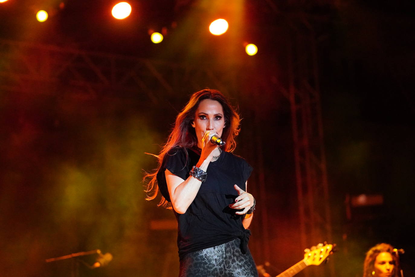 Miles de voces acompañan a Malú en su regreso a la Plaza Mayor